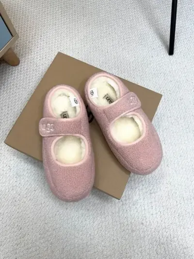 UGG — נעלי בית פליז עם סקוטש — תמונה 1