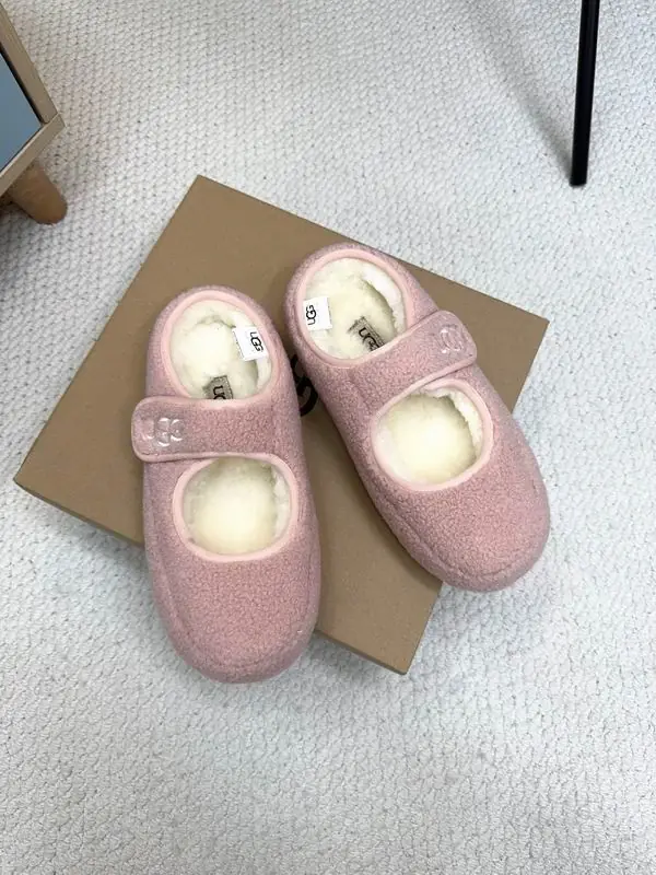 UGG — נעלי בית פליז עם סקוטש