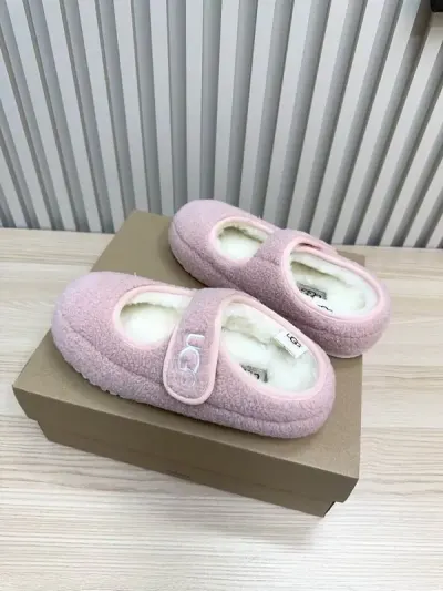 UGG — נעלי בית פליז עם סקוטש — תמונה 2
