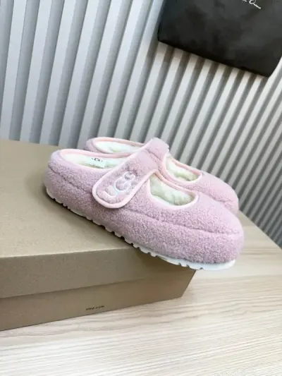 UGG — נעלי בית פליז עם סקוטש — תמונה 3