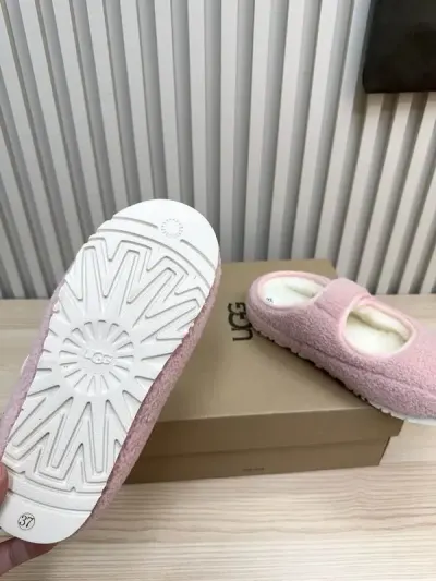 UGG — נעלי בית פליז עם סקוטש — תמונה 4