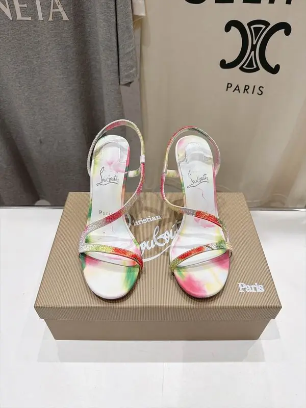 Christian Louboutin — סנדלי עקב עם הדפס צבעוני