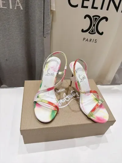 Christian Louboutin — סנדלי עקב עם הדפס צבעוני — תמונה 2