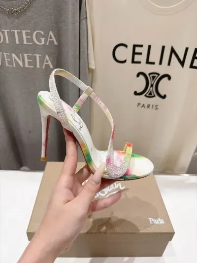 Christian Louboutin — סנדלי עקב עם הדפס צבעוני — תמונה 3