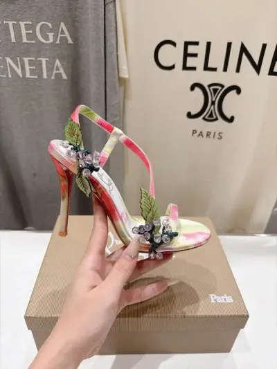 Christian Louboutin — סנדלי עקב עם הדפס צבעוני — תמונה 4